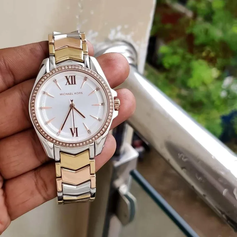 MK6686 שעון מייקל קורס יבואן רשמי | דגם חדש לאישה ברצועת פלדה משולבת 3 צבעים | לוח לבן מהמם | דגם קריסטלים| שנתיים אחריות פלאנט | מלאי מוגבל | Whitney Crystal White Sunray Dial Ladies Watch MK6686