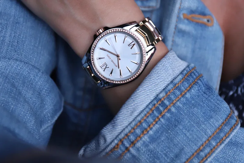 MK6686 שעון מייקל קורס יבואן רשמי | דגם חדש לאישה ברצועת פלדה משולבת 3 צבעים | לוח לבן מהמם | דגם קריסטלים| שנתיים אחריות פלאנט | מלאי מוגבל | Whitney Crystal White Sunray Dial Ladies Watch MK6686