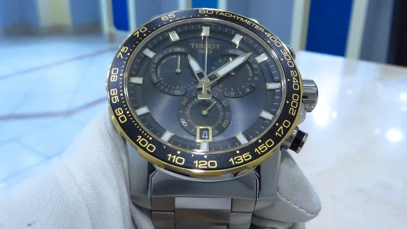 T125.617.21.051.00 שעון טיסו כרונוגרף לגברים | דגם ספורטיבי אלגנטי בלוח שחור כרונוגרף משולב זהב | Tissot T-Sport 45mm Mens Watch T1256172105100