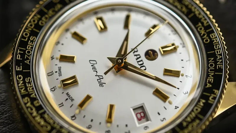 R-61933501 | R32193018 שעון ראדו במהדורה מוגבלת | דגם עם 2 רצועות להחלפה מהירה | מנגנון מכני וורלד טיימר | 100 מטר | 5 שנים אחריות יבואן רשמי | Rado Captain Cook Over-pole Limited Edition R32193018