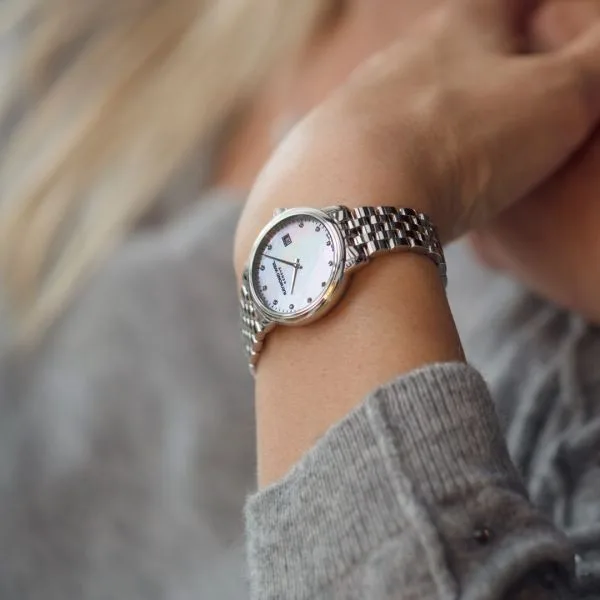 5985-ST-97081 שעון יוקרה לאישה של ריימונד ווייל שוויץ | אחריות יבואן רשמי | לוח פנינה משובץ 11 יהלומים | שעון אלגנטי קלאסי | Toccata Ladies White Mother-of-Pearl Diamond 5985-ST-97081