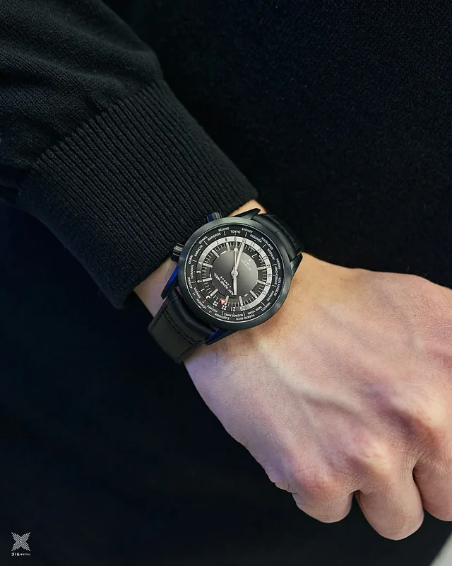 2765-BKC-20001 שעון חדש של ריימונד ווייל לגברים | דגם GMT אוטומטי וורלד טיימר | רצועת עור כולל שנתיים אחריות יבואן רשמי | Frelancer GMT Automatic Black Dial Men';s Watch 2765-BKC-20001 by Raymond We