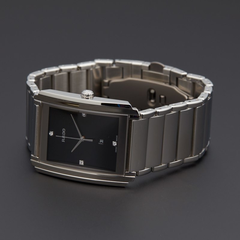 R20997713 שעון ראדו קלאסי יד 2 לגברים מהסדרה החדשה אינטגרל | שעון כסוף לוח שחור משובץ 4 יהלומים | שנתיים אחריות | חנות שעונים יד שנייה בראשון לציון | Black Dial Stainless Steel Men';s R20997713