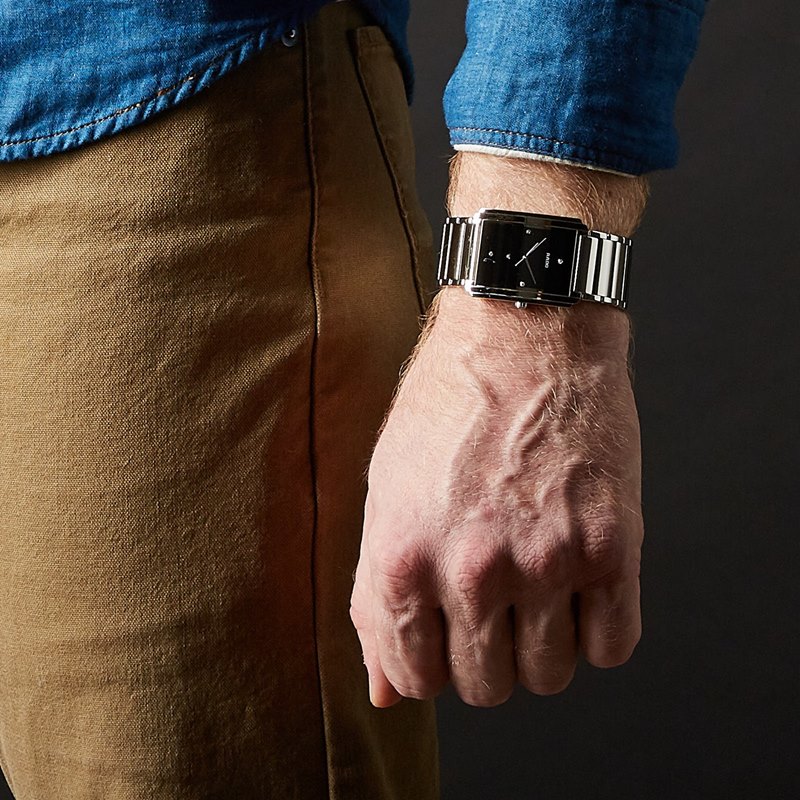 R20997713 שעון ראדו קלאסי יד 2 לגברים מהסדרה החדשה אינטגרל | שעון כסוף לוח שחור משובץ 4 יהלומים | שנתיים אחריות | חנות שעונים יד שנייה בראשון לציון | Black Dial Stainless Steel Men';s R20997713