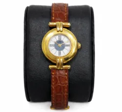 590002 שעון קרטייה מאסט 21 וינטג' מסדרת ורמיל לאישה | דגם ציפוי זהב ברצועת עור חומה | לוח רומי לבן | Cartier Must de Cartier Vermeil 590002